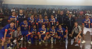 equipe de futsal posa para foto com medalhas