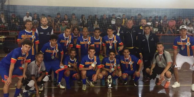 equipe de futsal posa para foto com medalhas