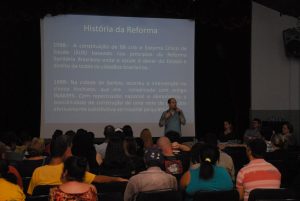 público acompanha palestra