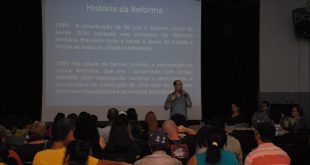 público acompanha palestra