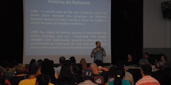 público acompanha palestra