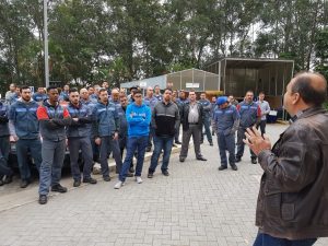 metalúrgicos da Eltra reunidos em pátio