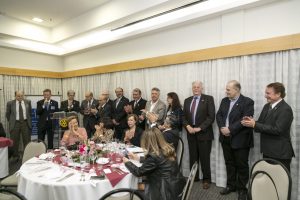 rotarianos em jantar durante cerimônia de transferência de diretoria