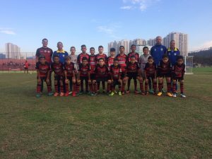 Equipe sub 13 do Oeste Barueri posa para foto antes de uma partida