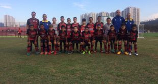 Equipe sub 13 do Oeste Barueri posa para foto antes de uma partida
