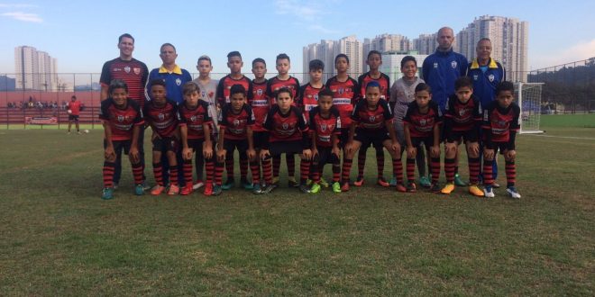 Equipe sub 13 do Oeste Barueri posa para foto antes de uma partida