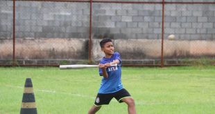 aluno do Barueri Esporte Forte prestes a atingir uma bola de beisebol com seu taco