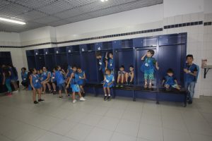 participantes do biblioférias visitam vestiário do Oeste Barueri