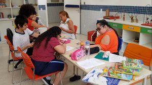 mulheres com deficiência manipulam brinquedos na brinquedoteca da SDPD