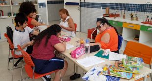 mulheres com deficiência manipulam brinquedos na brinquedoteca da SDPD