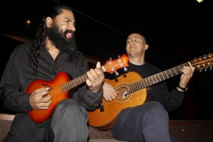 dois homens tocando violão e cavaquinho