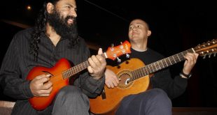 dois homens tocando violão e cavaquinho