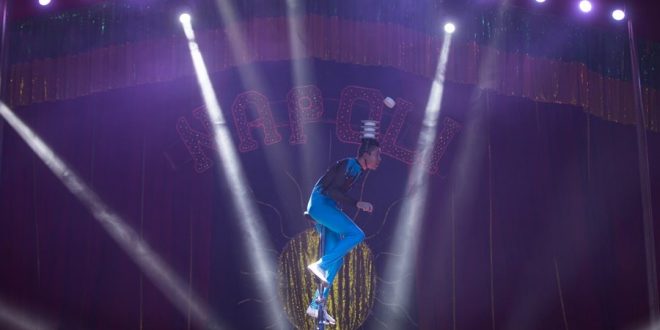 equilibrista se apresentando no circo di napoli no parque shopping barueri