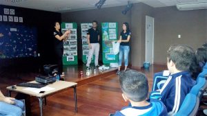 alunos de engenharia ambiental da Unesp palestram para alunos da Emef Alexandrino