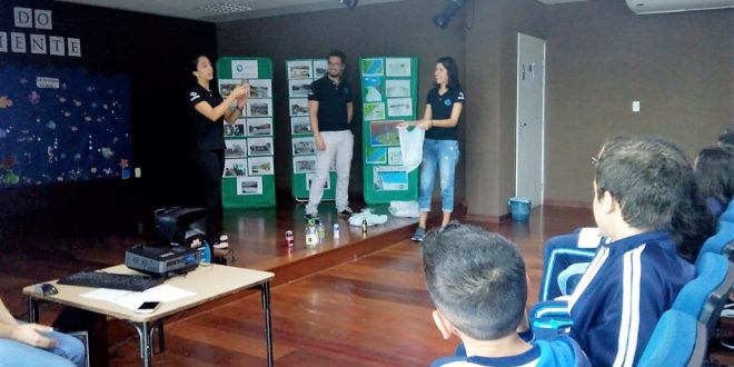 alunos de engenharia ambiental da Unesp palestram para alunos da Emef Alexandrino