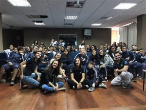 alunos da Emef Alexandrino posam para foto no auditório da escola