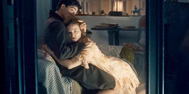 cena do filme egon schiele morte e a donzela