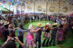 quadrilha de idosos dança em roda durante Festa Julina do Parque da Maturidade