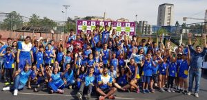 atletas posma para foto diante do pódio