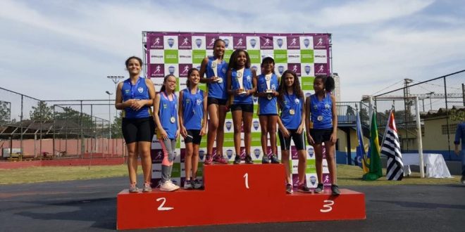 atletas mirins femininas no pódio