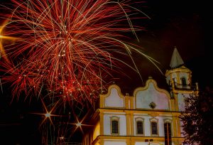 fogos de artifício explodingo acima de igreja em santana de parnaíba