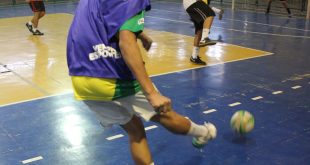 duas equipes de barueri disputando uma partida de futsal