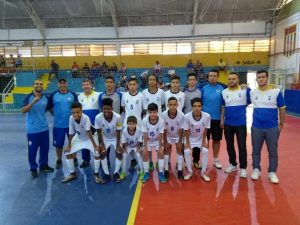equipe do futsal sub 14 do barueri esporte forte posa para foto