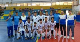 equipe do futsal sub 14 do barueri esporte forte posa para foto