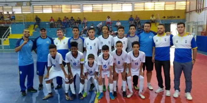 equipe do futsal sub 14 do barueri esporte forte posa para foto
