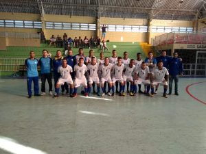 equipe do futsal sub 18 do barueri esporte forte posa para foto