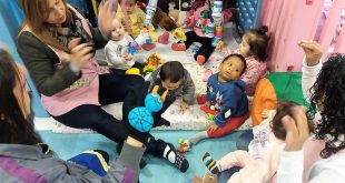 crianças do maternal damasceno participando de atividades com suas monitoras