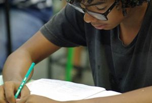 aluno concentrado em uma prova do vestibular da Fatec