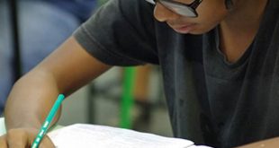 aluno concentrado em uma prova do vestibular da Fatec