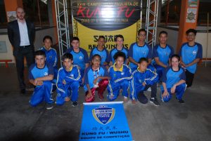 alunos de kung fu do Barueri Esporte Forte posam para foto no Campeonato Paulista de Kung Fu Wushu