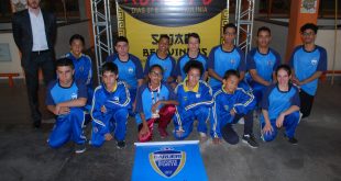 alunos de kung fu do Barueri Esporte Forte posam para foto no Campeonato Paulista de Kung Fu Wushu