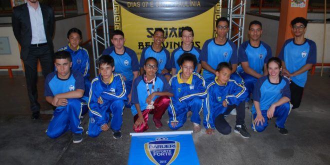 alunos de kung fu do Barueri Esporte Forte posam para foto no Campeonato Paulista de Kung Fu Wushu