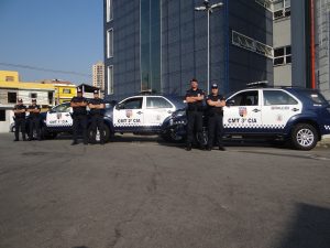 guardas civis posam ao lado das novas viaturas dos comandos da corporação
