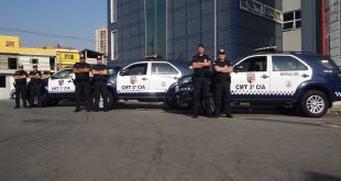 guardas civis posam ao lado das novas viaturas dos comandos da corporação