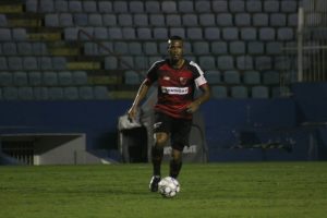 jogador do oeste trabalha a bola