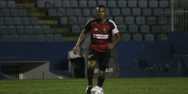 jogador do oeste trabalha a bola