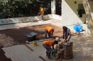 participantes do projeto renascer trabalham em uma obra