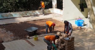 participantes do projeto renascer trabalham em uma obra