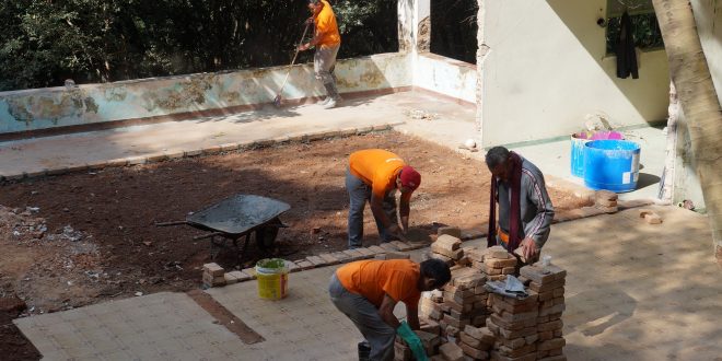 participantes do projeto renascer trabalham em uma obra