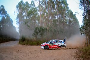 Peugeot 208 Maxi Rally da equipe deixando um rastro de poeira para trás
