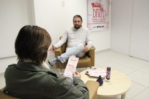 psicólogo atendendo uma mulher, que está de costas para não ser identificada