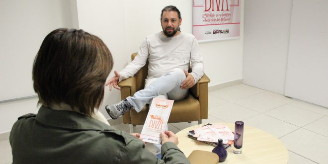 psicólogo atendendo uma mulher, que está de costas para não ser identificada