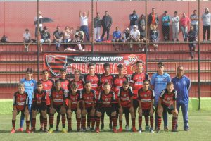 Equipe sub 13 do Oeste Barueri posa para foto antes de uma partida
