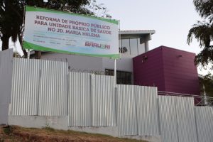 fachada da ubs do jardim maria helena, cercada de tapumes para reforma