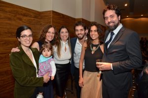 convidados posam para foto