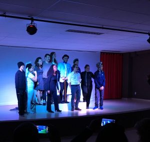 uma peça de teatro sendo apresentada como parte do projeto 'teatro na escola'